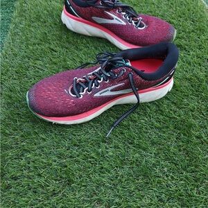 Brooks Ghost 11 women's running shoes in a black and pink colorway Size 10
